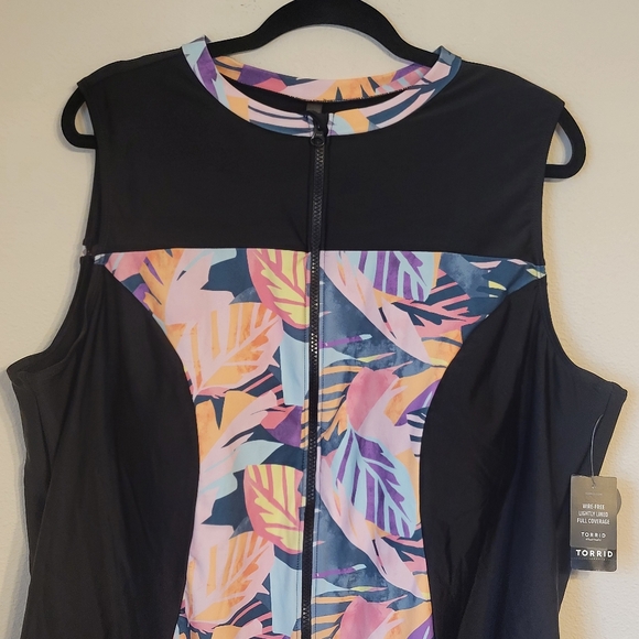 Torrid Swim NWT Wireless Swimsuit Size 5 5X 28 One Piece Black Tropic Zip Front - Picture 2 of 12